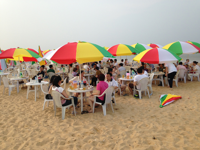 烟台凯发k8&#8226;银海熙岸“情动七月 海滨仲夏夜沙滩派对”运动乐成举行